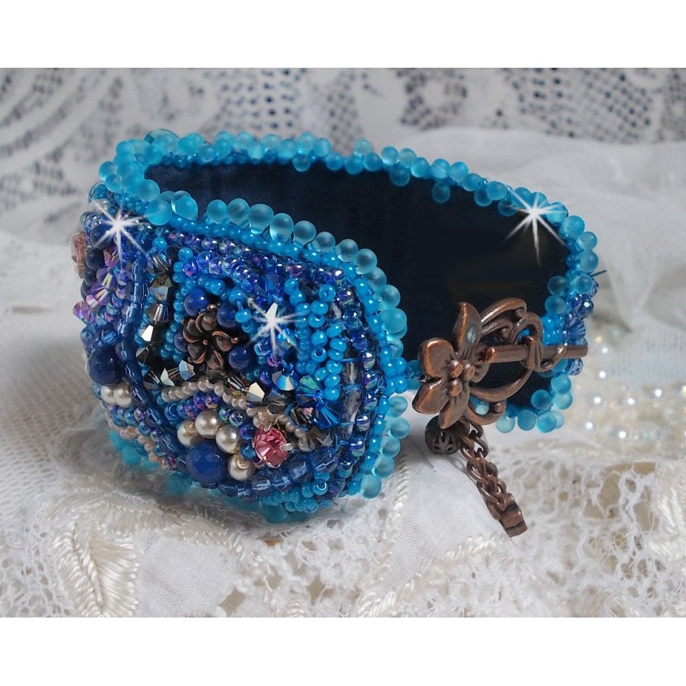 Belle Epoque Haute-Couture bracelete bordada com cristais Swarovski, cabochões de resina e missangas de sementes