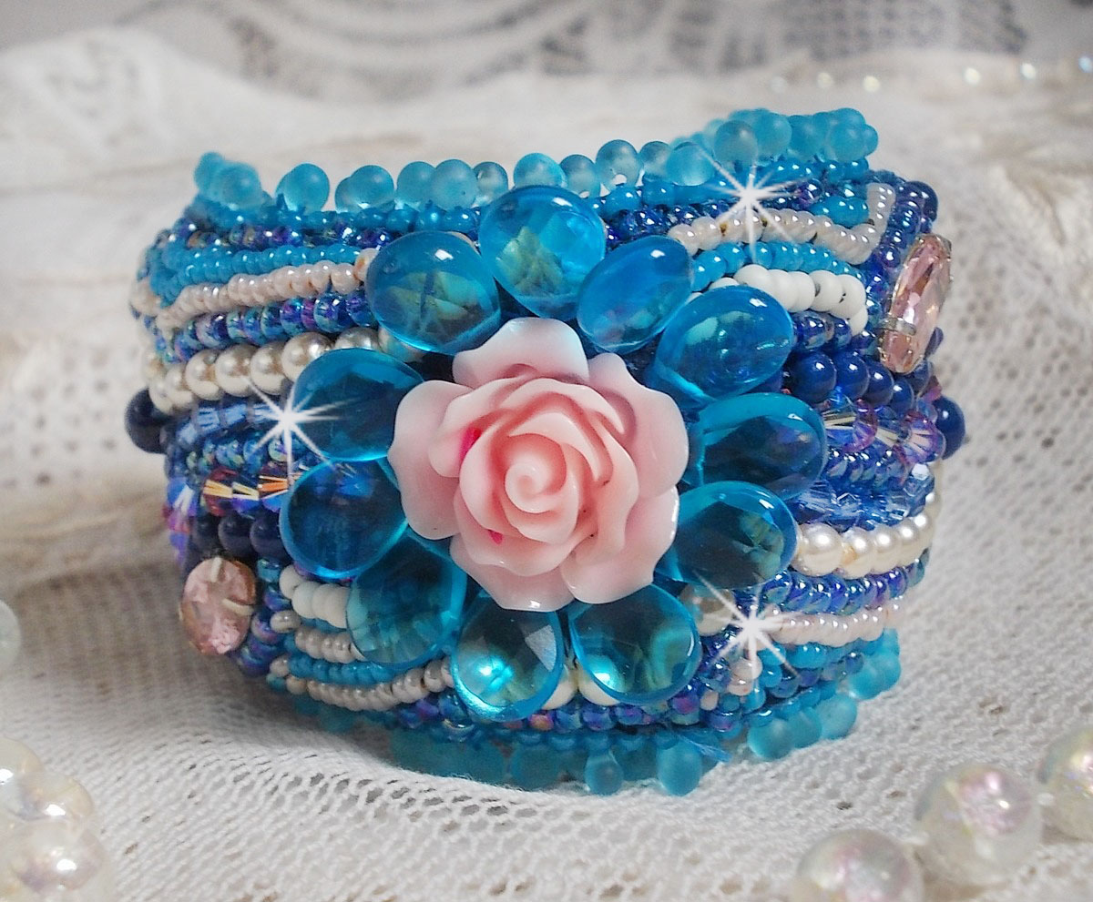 Belle Epoque Haute-Couture bracelete bordada com cristais Swarovski, cabochões de resina e missangas de sementes