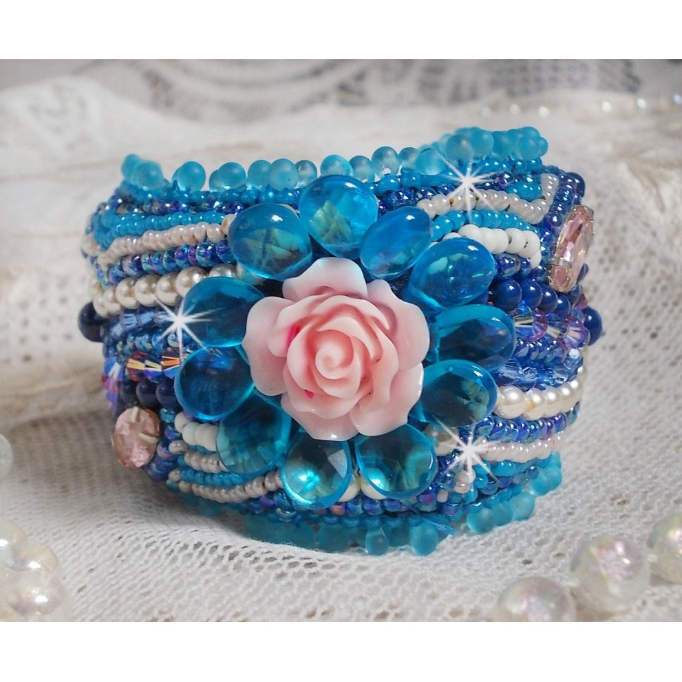 Belle Epoque Haute-Couture bracelete bordada com cristais Swarovski, cabochões de resina e missangas de sementes
