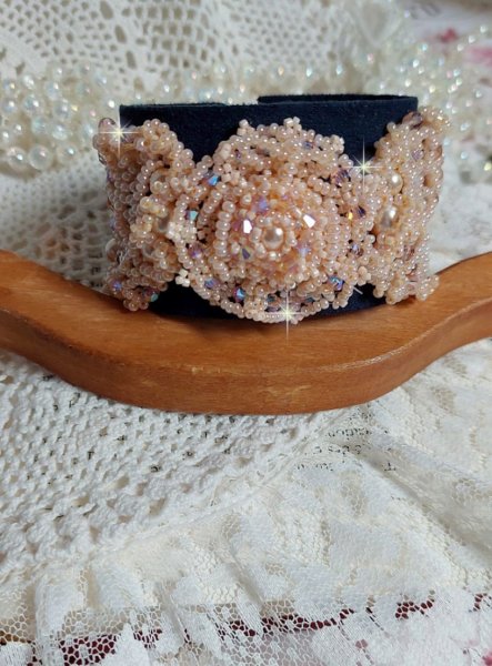 Pulseira Idylle Beauty bordada com cristais Swarovski, facetas, contas redondas, contas de sementes com um fecho e corrente dourados