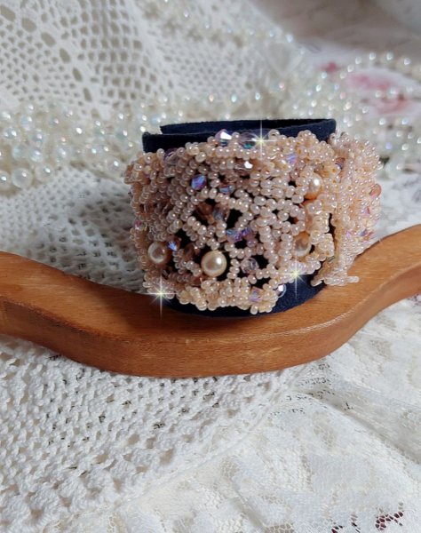 Pulseira Idylle Beauty bordada com cristais Swarovski, facetas, contas redondas, contas de sementes com um fecho e corrente dourados