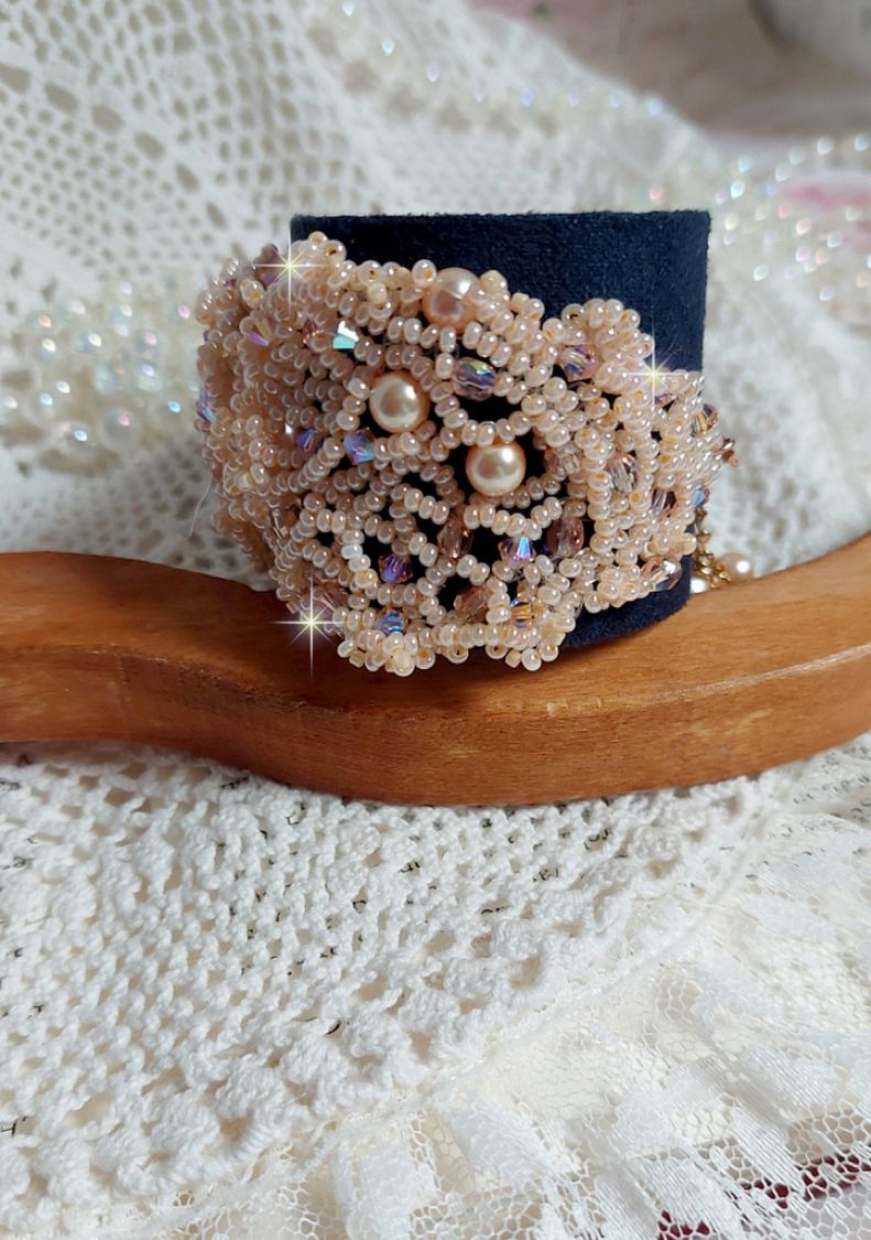 Pulseira Idylle Beauty bordada com cristais Swarovski, facetas, contas redondas, contas de sementes com um fecho e corrente dourados