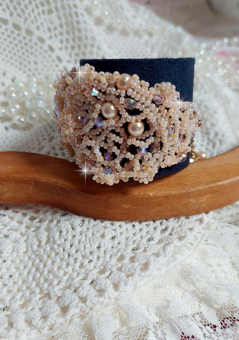 Pulseira Idylle Beauty bordada com cristais Swarovski, facetas, contas redondas, contas de sementes com um fecho e corrente dourados