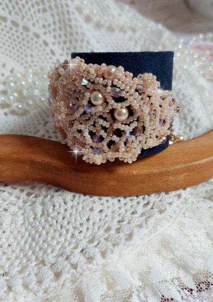 Pulseira Idylle Beauty bordada com cristais Swarovski, facetas, contas redondas, contas de sementes com um fecho e corrente dourados