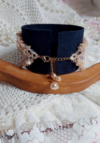 Pulseira Idylle Beauty bordada com cristais Swarovski, facetas, contas redondas, contas de sementes com um fecho e corrente dourados