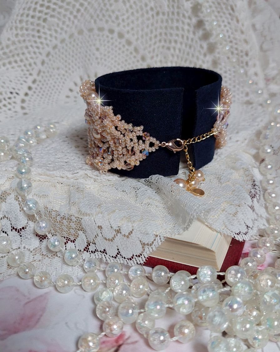 Pulseira Idylle Beauty bordada com cristais Swarovski, facetas, contas redondas, contas de sementes com um fecho e corrente dourados