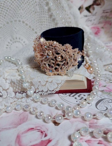 Pulseira Idylle Beauty bordada com cristais Swarovski, facetas, contas redondas, contas de sementes com um fecho e corrente dourados