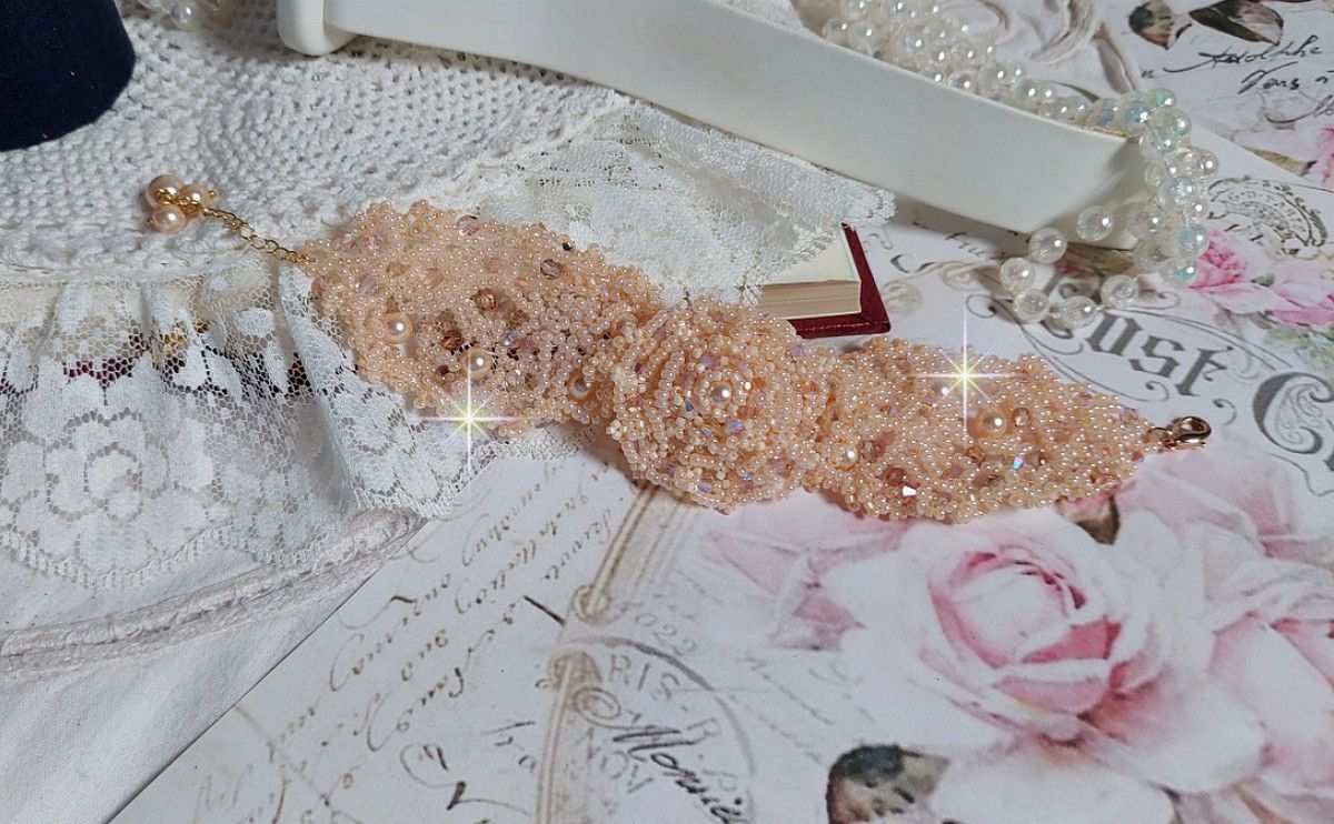Pulseira Idylle Beauty bordada com cristais Swarovski, facetas, contas redondas, contas de sementes com um fecho e corrente dourados