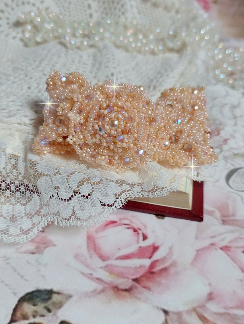 Pulseira Idylle Beauty bordada com cristais Swarovski, facetas, contas redondas, contas de sementes com um fecho e corrente dourados