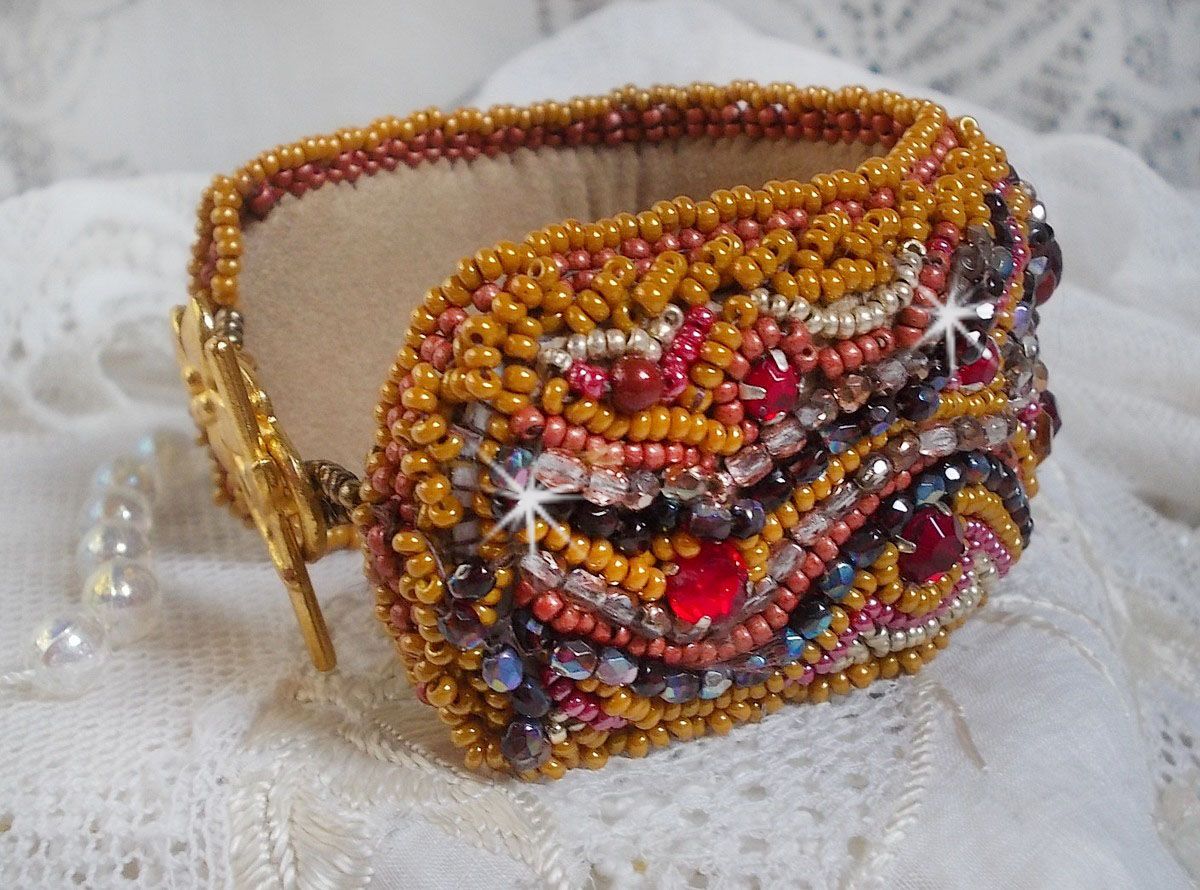 Pulseira de punho Red Jasper bordada com um cabochon Red Jasper, cristais Swarovski e missangas de sementes