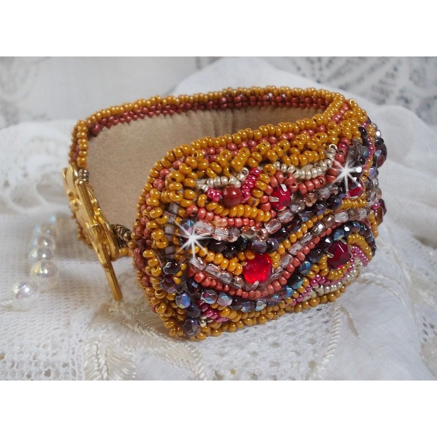 Pulseira de punho Red Jasper bordada com um cabochon Red Jasper, cristais Swarovski e missangas de sementes