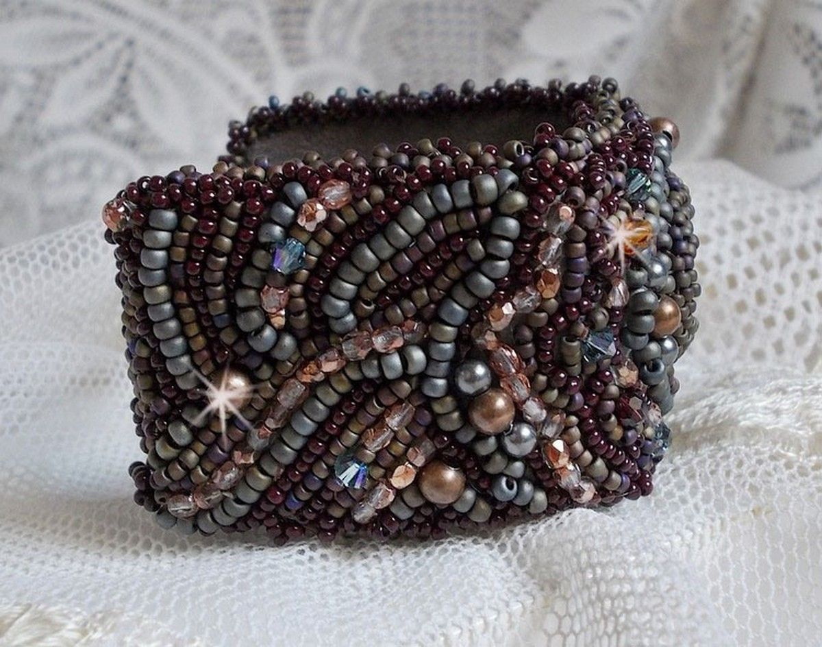 Pulseira Picasso Marrom Longa bordada com uma pedra preciosa (Picasso Jasper), cristais Swarovski, contas de sementes Miyuki e facetas de vidro boémio