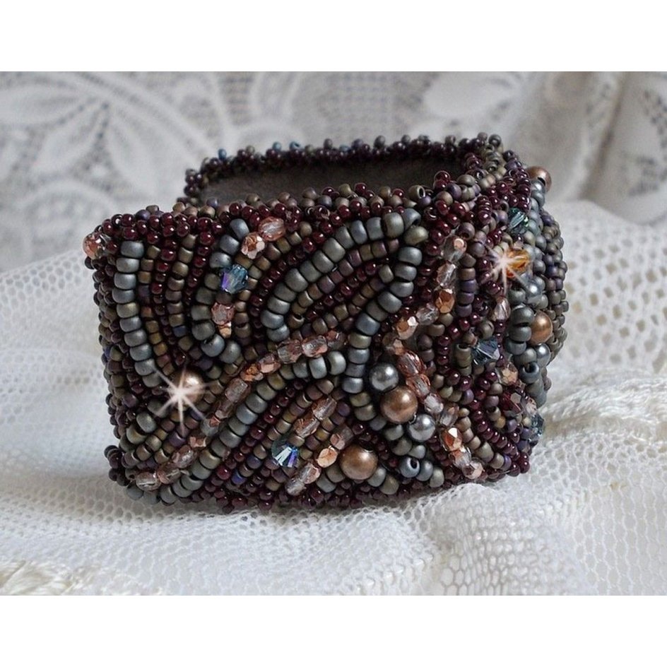 Pulseira Picasso Marrom Longa bordada com uma pedra preciosa (Picasso Jasper), cristais Swarovski, contas de sementes Miyuki e facetas de vidro boémio
