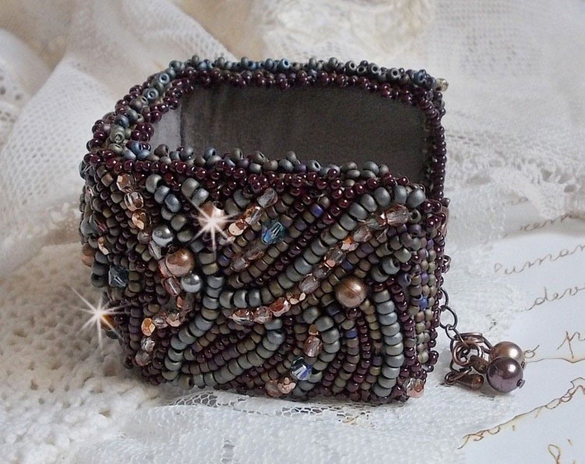 Pulseira Picasso Marrom Longa bordada com uma pedra preciosa (Picasso Jasper), cristais Swarovski, contas de sementes Miyuki e facetas de vidro boémio