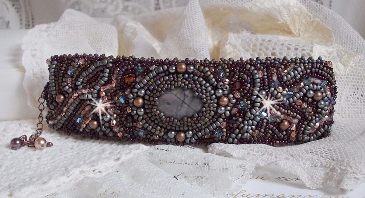 Pulseira Picasso Marrom Longa bordada com uma pedra preciosa (Picasso Jasper), cristais Swarovski, contas de sementes Miyuki e facetas de vidro boémio