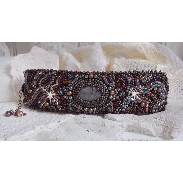 Pulseira Picasso Marrom Longa bordada com uma pedra preciosa (Picasso Jasper), cristais Swarovski, contas de sementes Miyuki e facetas de vidro boémio