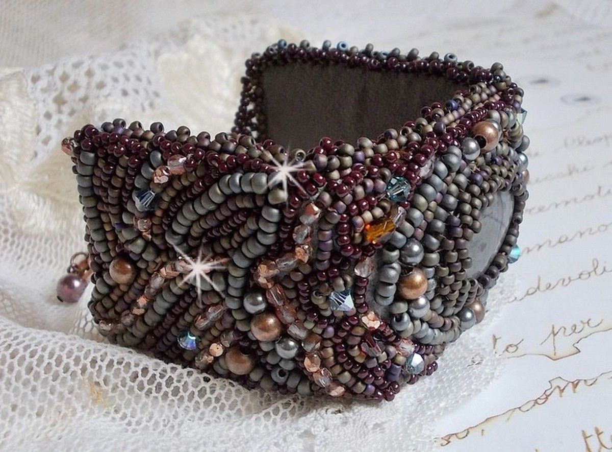 Pulseira Picasso Marrom Longa bordada com uma pedra preciosa (Picasso Jasper), cristais Swarovski, contas de sementes Miyuki e facetas de vidro boémio
