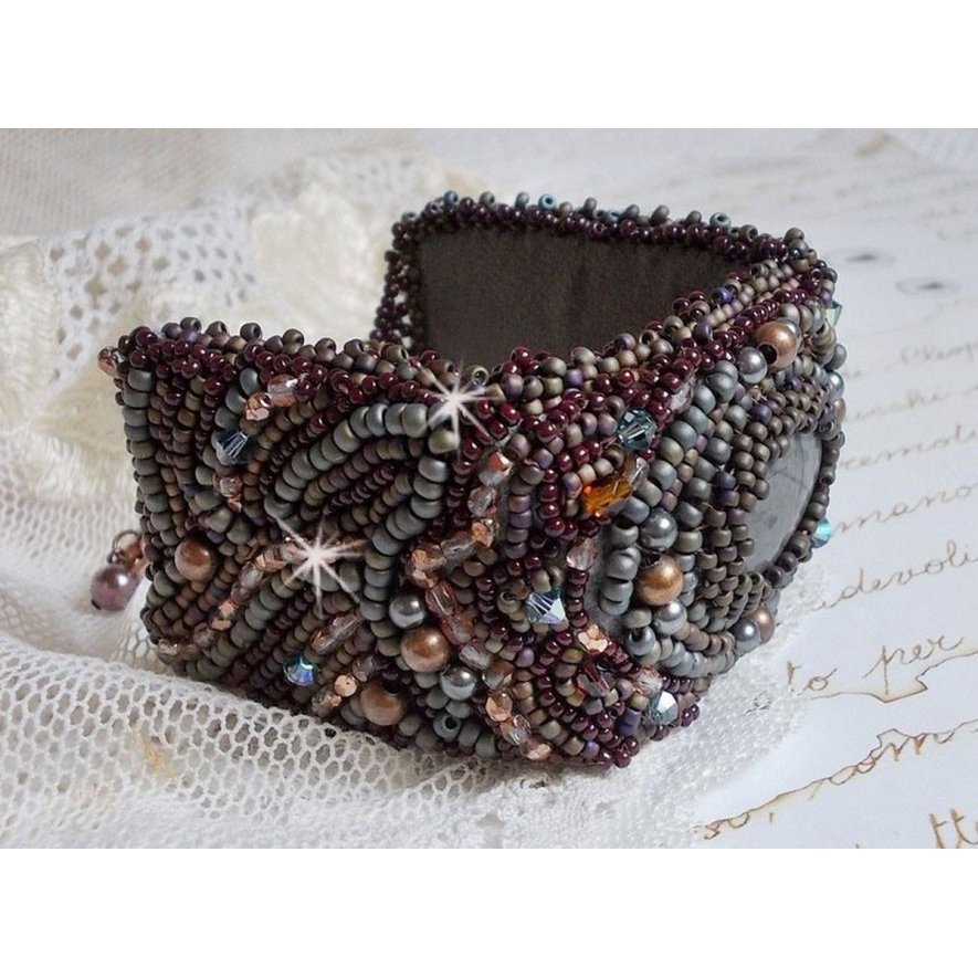 Pulseira Picasso Marrom Longa bordada com uma pedra preciosa (Picasso Jasper), cristais Swarovski, contas de sementes Miyuki e facetas de vidro boémio