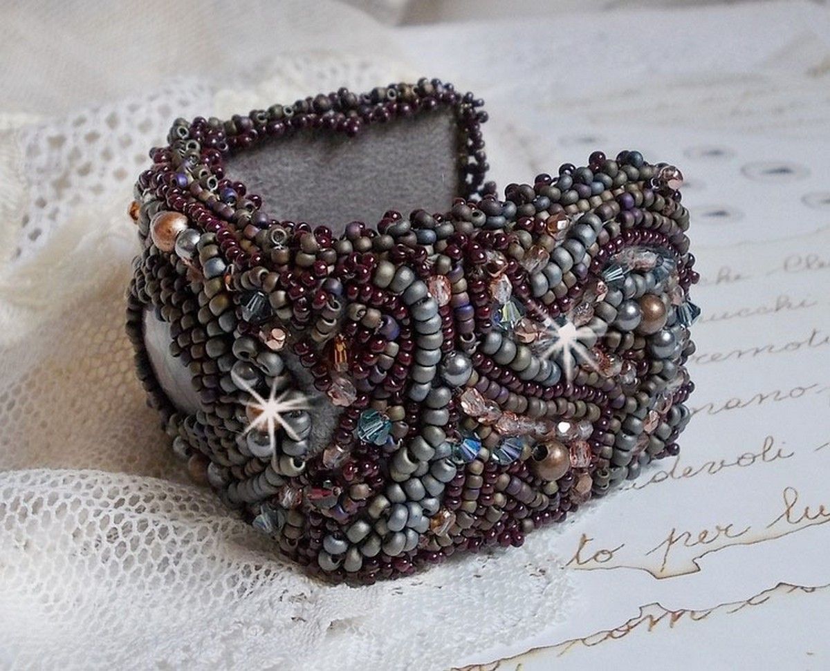 Pulseira Picasso Marrom Longa bordada com uma pedra preciosa (Picasso Jasper), cristais Swarovski, contas de sementes Miyuki e facetas de vidro boémio