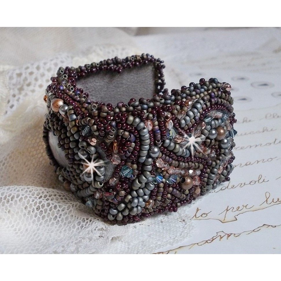 Pulseira Picasso Marrom Longa bordada com uma pedra preciosa (Picasso Jasper), cristais Swarovski, contas de sementes Miyuki e facetas de vidro boémio