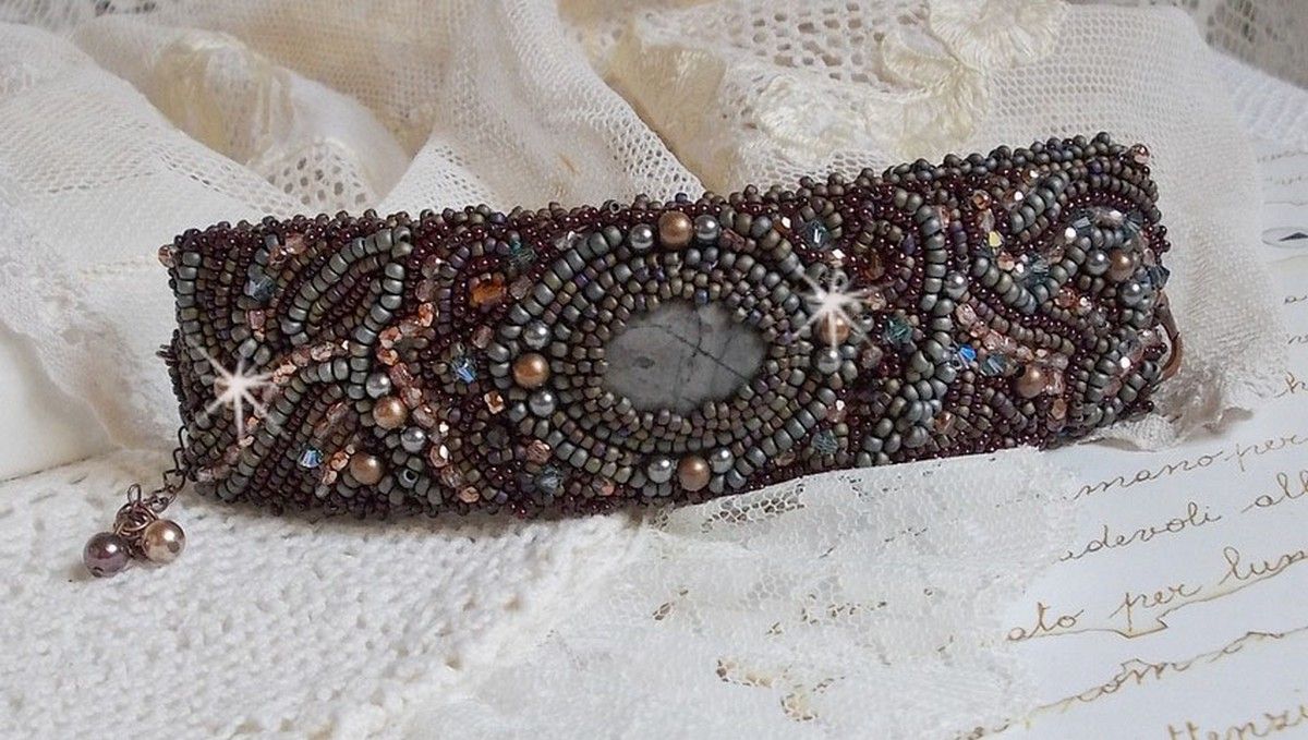 Pulseira Picasso Marrom Longa bordada com uma pedra preciosa (Picasso Jasper), cristais Swarovski, contas de sementes Miyuki e facetas de vidro boémio