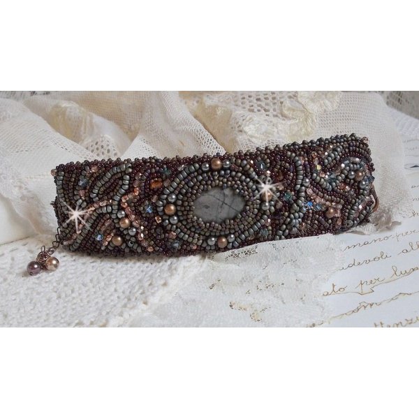 Pulseira Picasso Marrom Longa bordada com uma pedra preciosa (Picasso Jasper), cristais Swarovski, contas de sementes Miyuki e facetas de vidro boémio