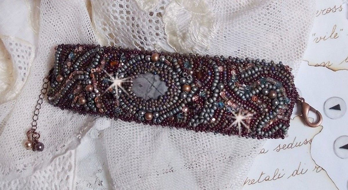 Pulseira Picasso Marrom Longa bordada com uma pedra preciosa (Picasso Jasper), cristais Swarovski, contas de sementes Miyuki e facetas de vidro boémio