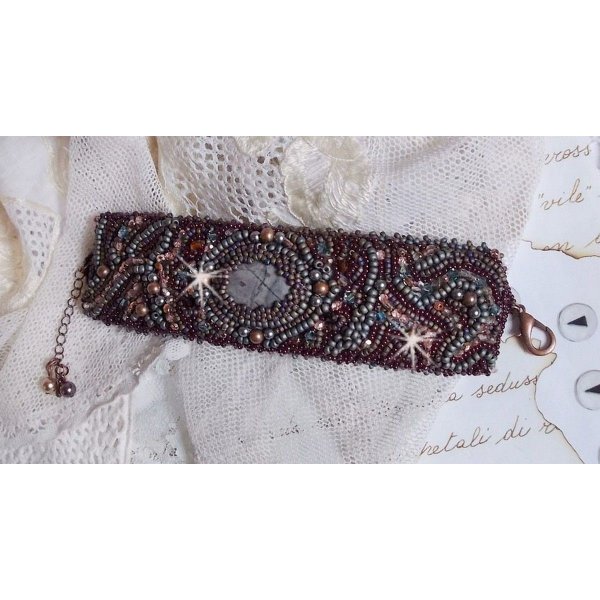 Pulseira Picasso Marrom Longa bordada com uma pedra preciosa (Picasso Jasper), cristais Swarovski, contas de sementes Miyuki e facetas de vidro boémio
