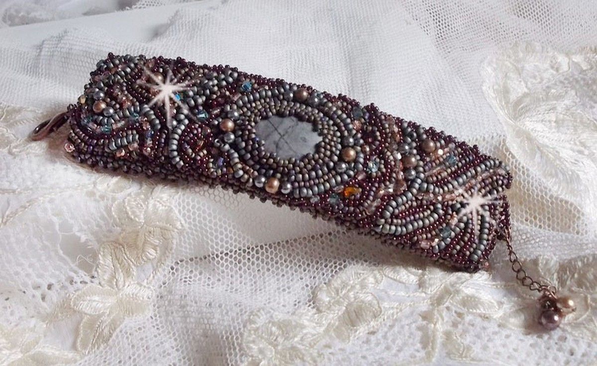 Pulseira Picasso Marrom Longa bordada com uma pedra preciosa (Picasso Jasper), cristais Swarovski, contas de sementes Miyuki e facetas de vidro boémio