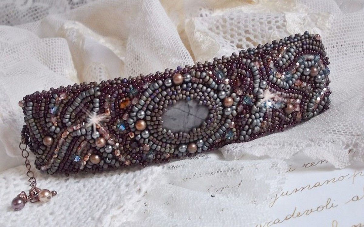 Pulseira Picasso Marrom Longa bordada com uma pedra preciosa (Picasso Jasper), cristais Swarovski, contas de sementes Miyuki e facetas de vidro boémio