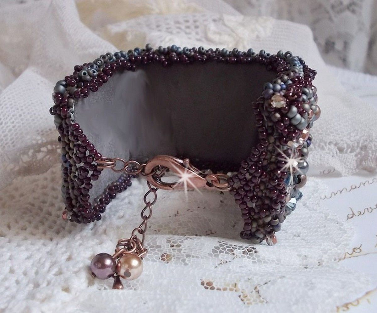 Pulseira Picasso Marrom Longa bordada com uma pedra preciosa (Picasso Jasper), cristais Swarovski, contas de sementes Miyuki e facetas de vidro boémio