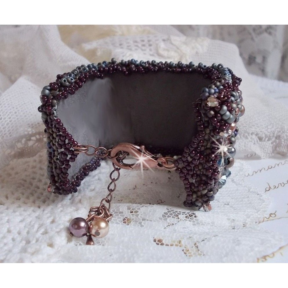 Pulseira Picasso Marrom Longa bordada com uma pedra preciosa (Picasso Jasper), cristais Swarovski, contas de sementes Miyuki e facetas de vidro boémio