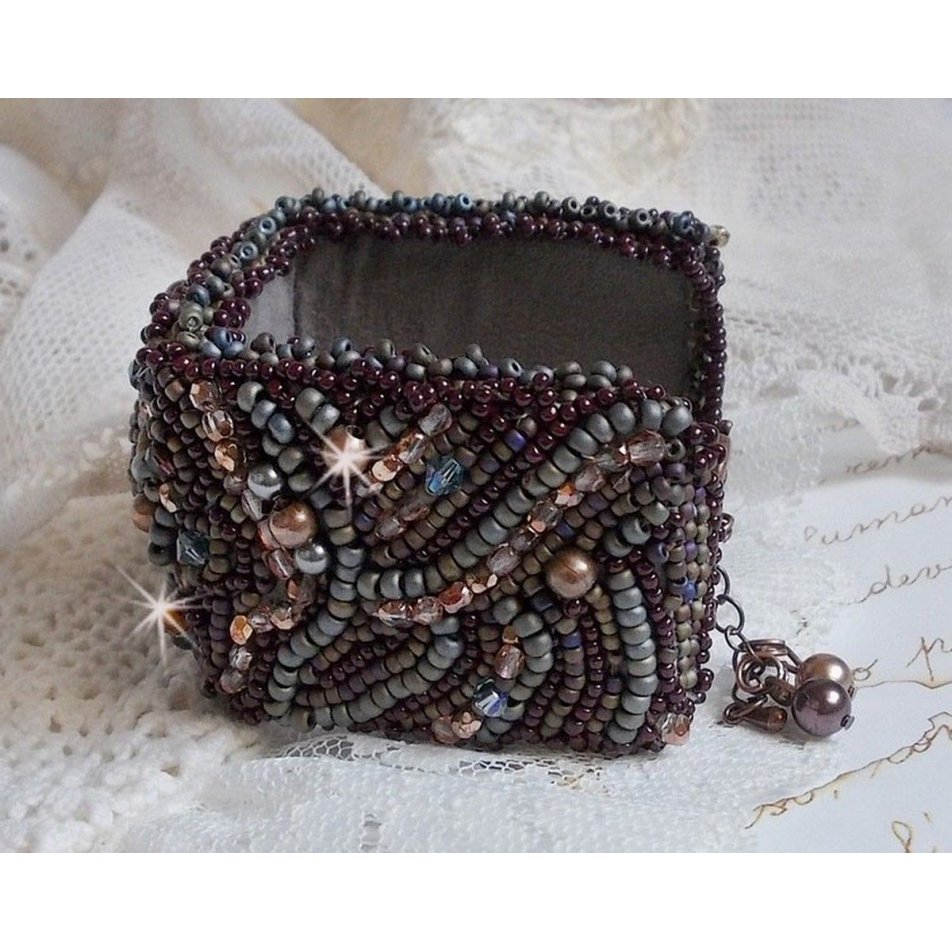 Pulseira Picasso Marrom Longa bordada com uma pedra preciosa (Picasso Jasper), cristais Swarovski, contas de sementes Miyuki e facetas de vidro boémio