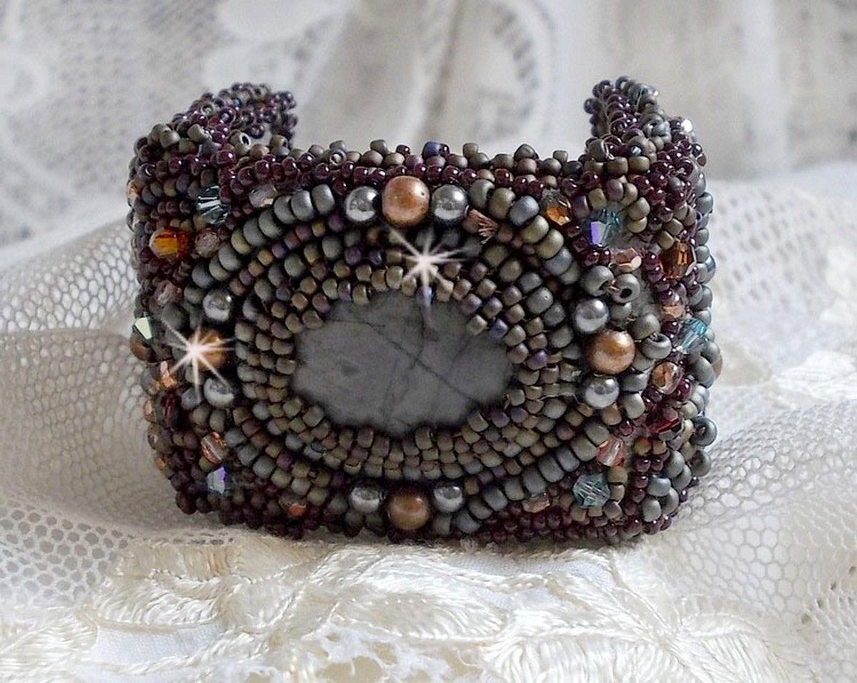 Pulseira Picasso Marrom Longa bordada com uma pedra preciosa (Picasso Jasper), cristais Swarovski, contas de sementes Miyuki e facetas de vidro boémio