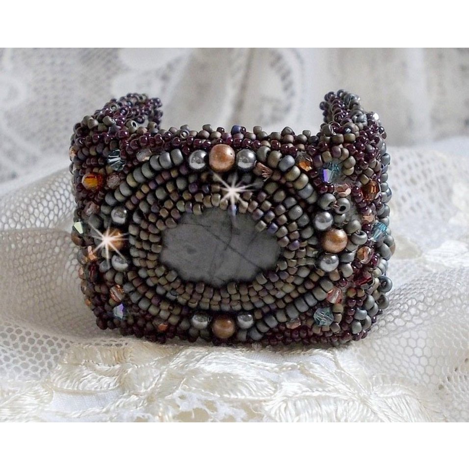 Pulseira Picasso Marrom Longa bordada com uma pedra preciosa (Picasso Jasper), cristais Swarovski, contas de sementes Miyuki e facetas de vidro boémio