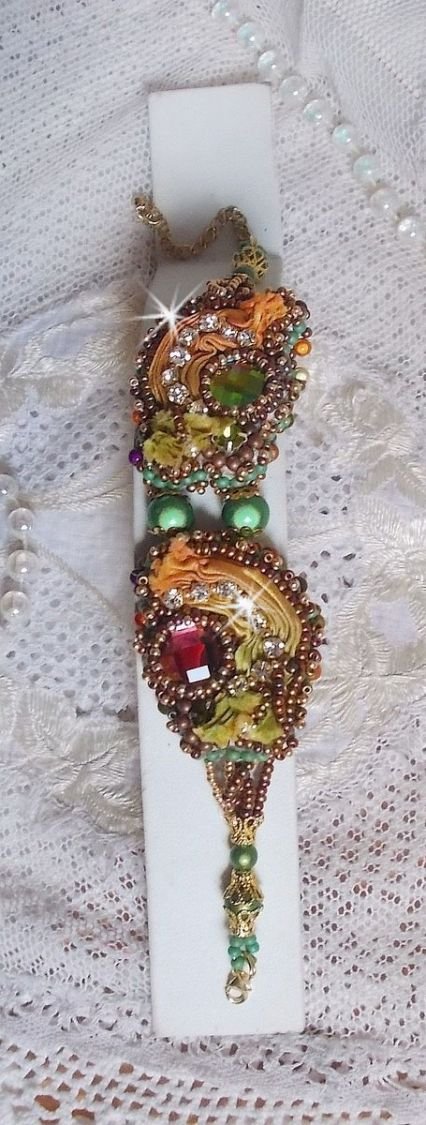 Pulseira lunar veneziana bordada com fita de seda, cabochons facetados, cristais Swarovski e missangas mágicas