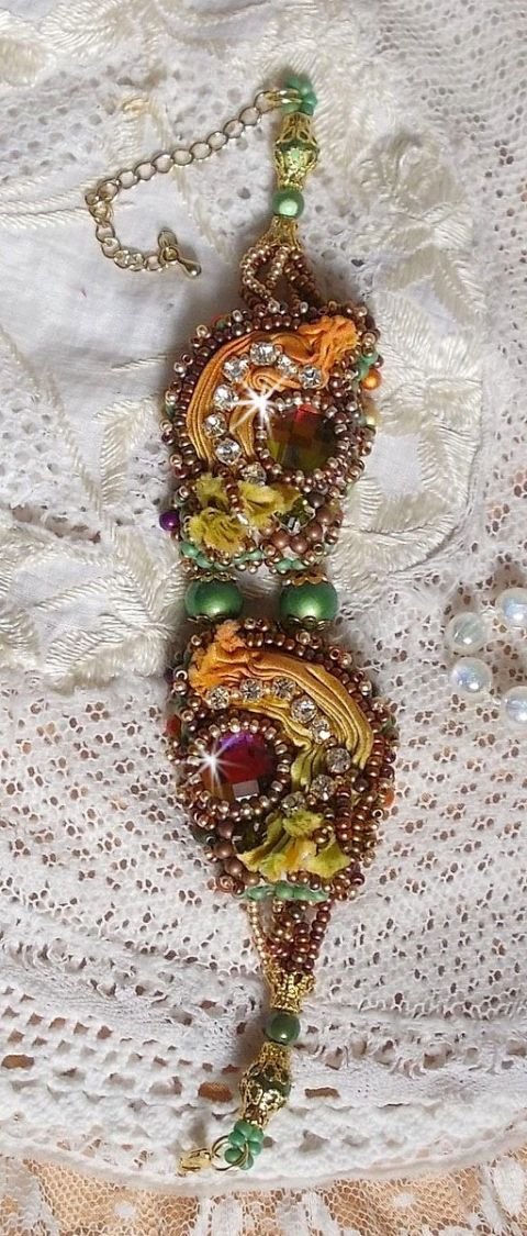 Pulseira lunar veneziana bordada com fita de seda, cabochons facetados, cristais Swarovski e missangas mágicas