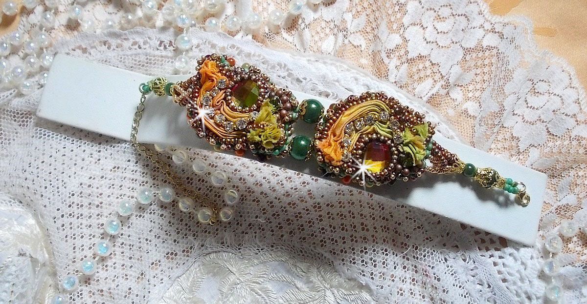 Pulseira lunar veneziana bordada com fita de seda, cabochons facetados, cristais Swarovski e missangas mágicas