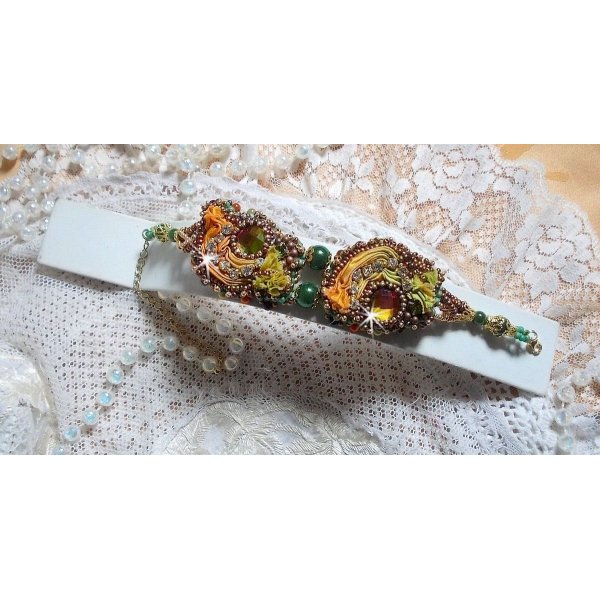 Pulseira lunar veneziana bordada com fita de seda, cabochons facetados, cristais Swarovski e missangas mágicas