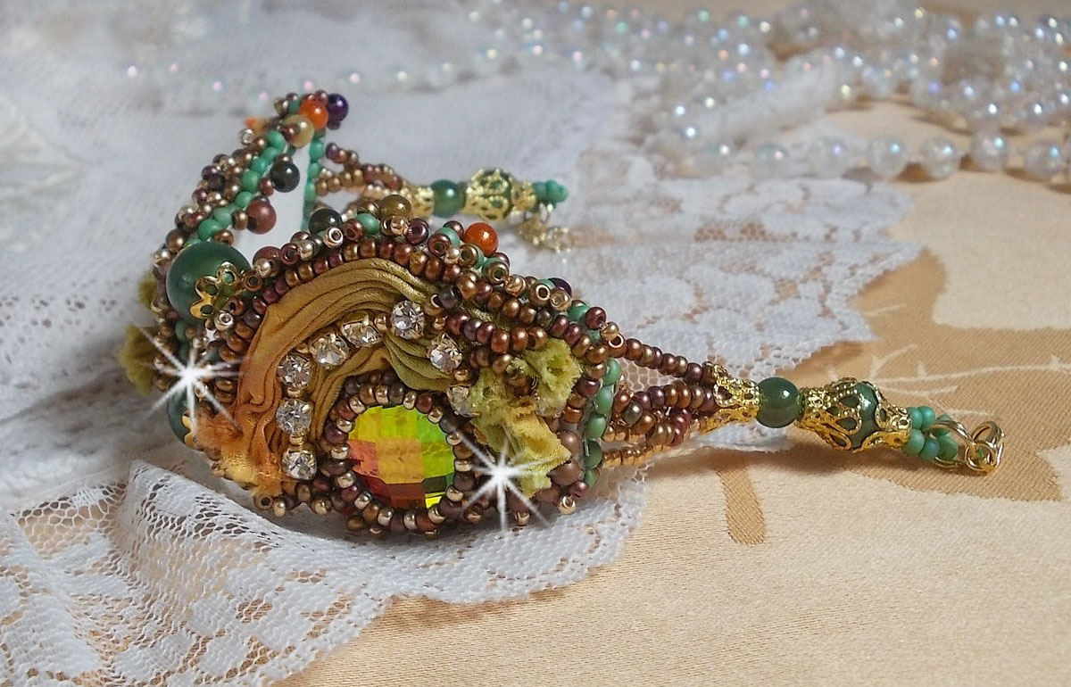 Pulseira lunar veneziana bordada com fita de seda, cabochons facetados, cristais Swarovski e missangas mágicas
