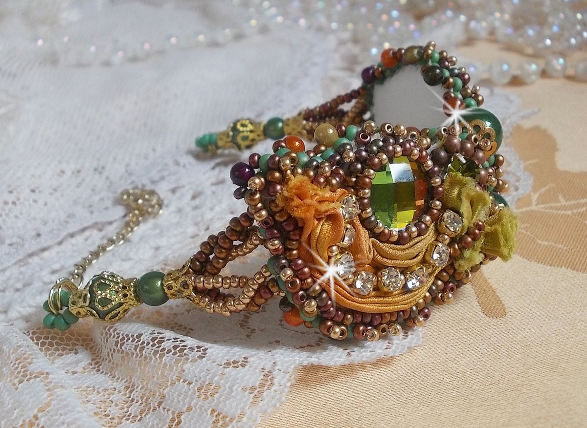 Pulseira lunar veneziana bordada com fita de seda, cabochons facetados, cristais Swarovski e missangas mágicas