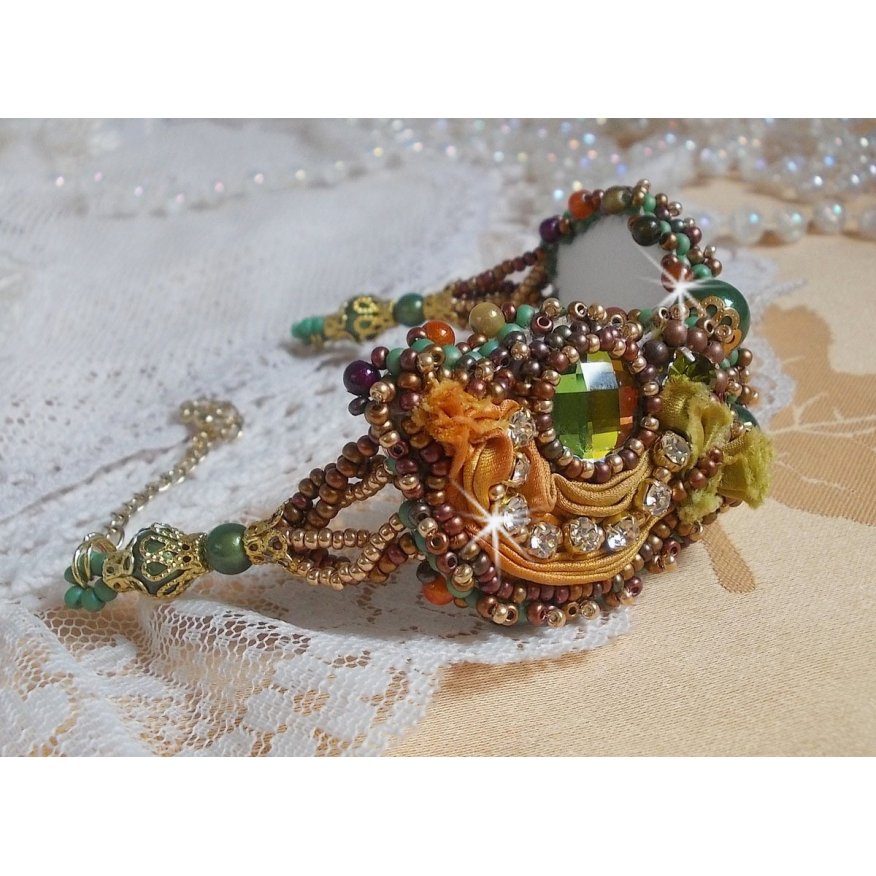 Pulseira lunar veneziana bordada com fita de seda, cabochons facetados, cristais Swarovski e missangas mágicas
