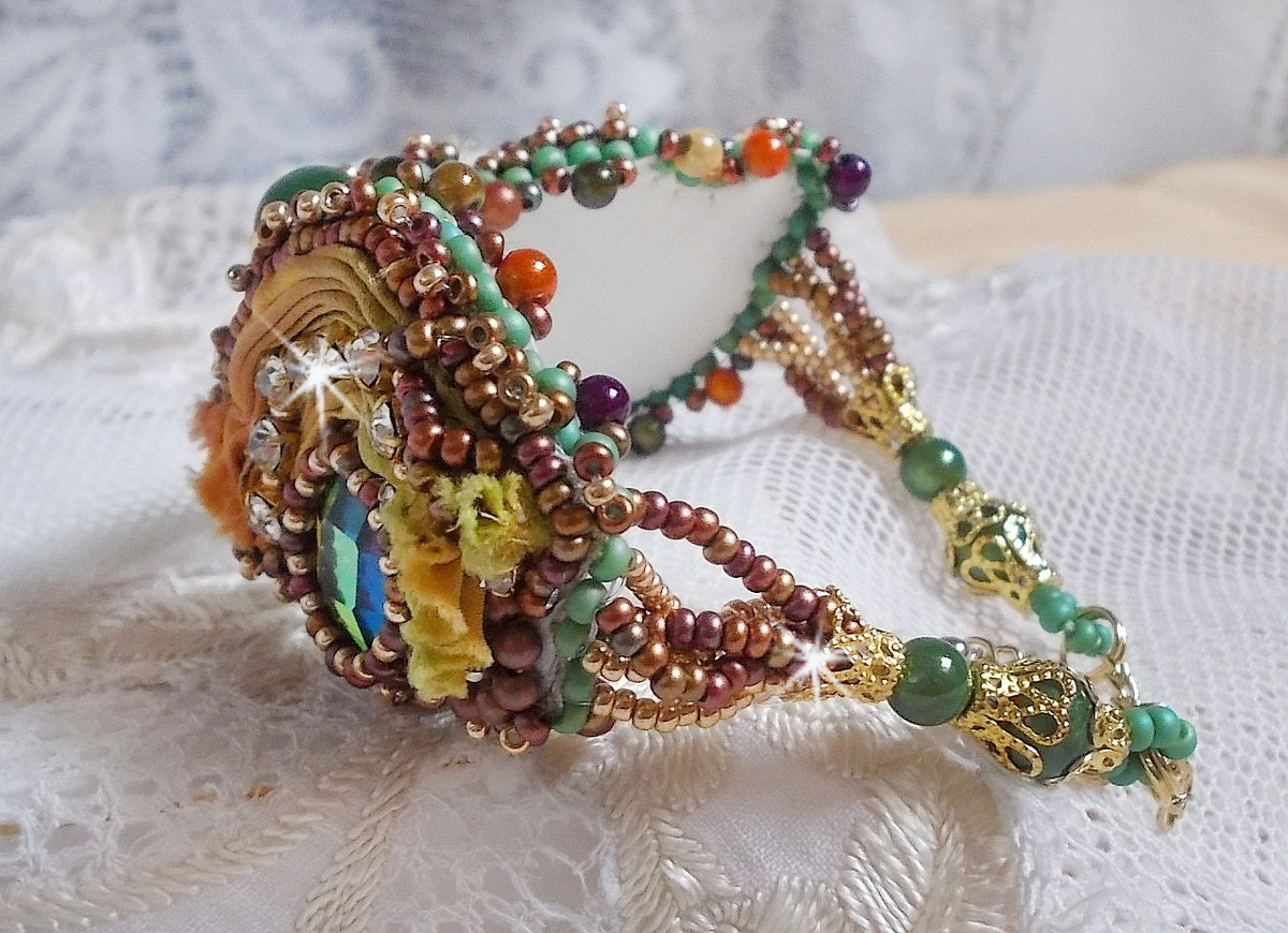 Pulseira lunar veneziana bordada com fita de seda, cabochons facetados, cristais Swarovski e missangas mágicas