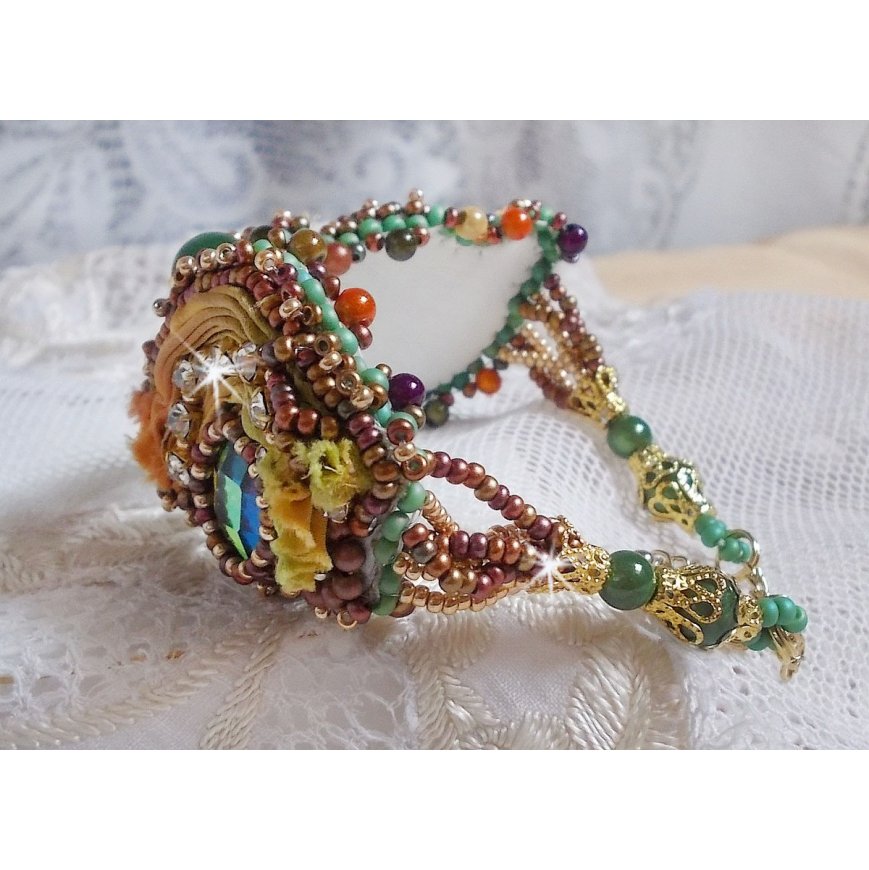 Pulseira lunar veneziana bordada com fita de seda, cabochons facetados, cristais Swarovski e missangas mágicas