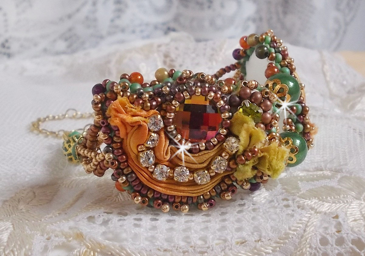Pulseira lunar veneziana bordada com fita de seda, cabochons facetados, cristais Swarovski e missangas mágicas
