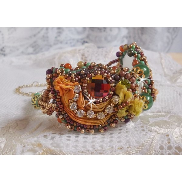 Pulseira lunar veneziana bordada com fita de seda, cabochons facetados, cristais Swarovski e missangas m&aacute;gicas