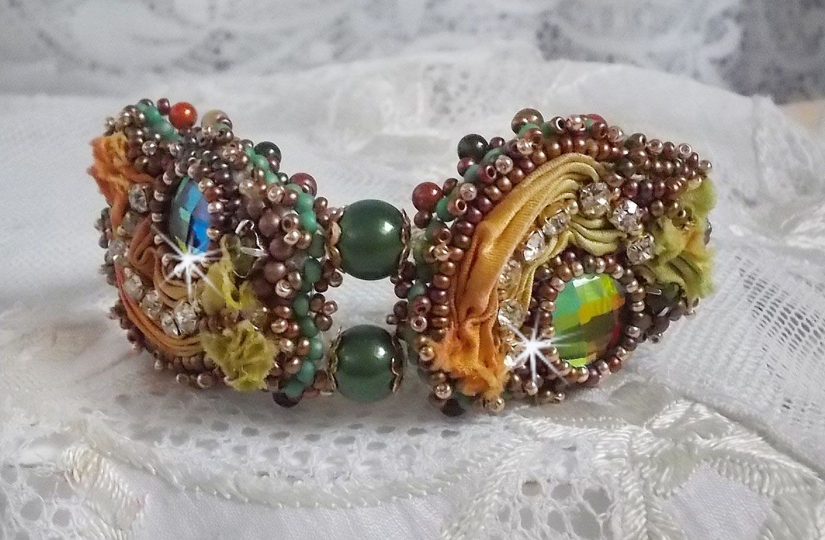 Pulseira lunar veneziana bordada com fita de seda, cabochons facetados, cristais Swarovski e missangas mágicas