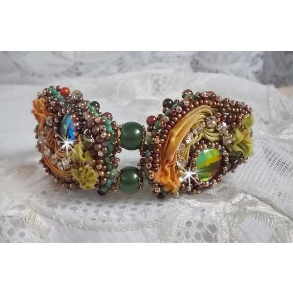 Pulseira lunar veneziana bordada com fita de seda, cabochons facetados, cristais Swarovski e missangas mágicas