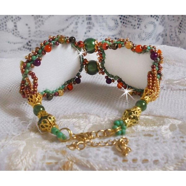 Pulseira lunar veneziana bordada com fita de seda, cabochons facetados, cristais Swarovski e missangas m&aacute;gicas