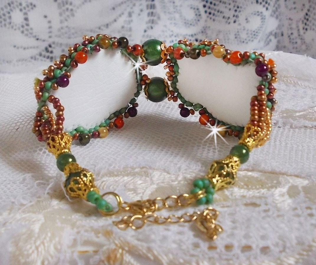 Pulseira lunar veneziana bordada com fita de seda, cabochons facetados, cristais Swarovski e missangas mágicas